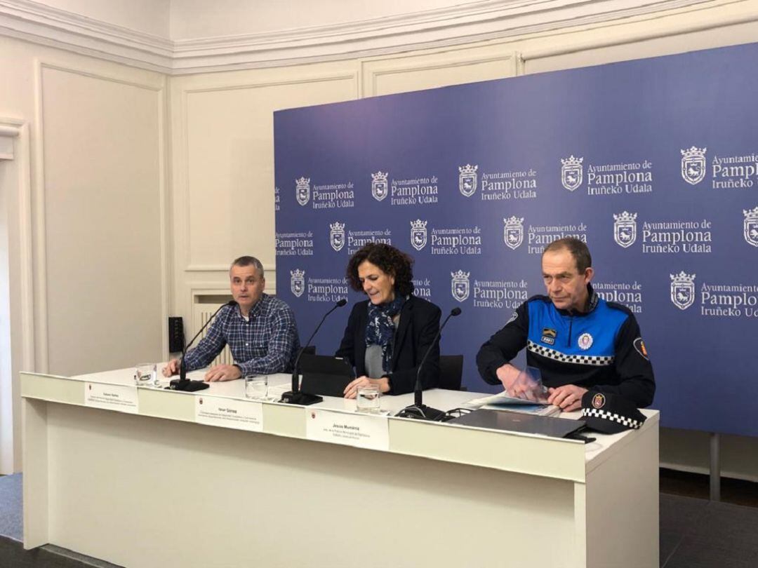 La concejala de Seguridad Ciudadana y Convivencia, Itziar Gómez, el director del área, Xabier Ibáñez, y el jefe de Policía Municipal, Jesús Munárriz, en la presentación del balance de actividad 2018