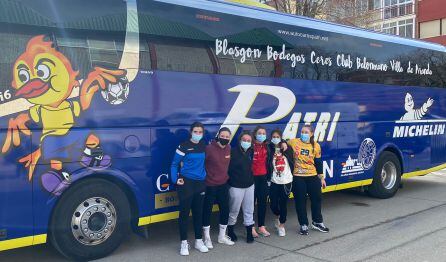 Las integrantes del equipo femenino han despedido a sus compañeros del 1º equipo antes de emprender viaje a Granollers.