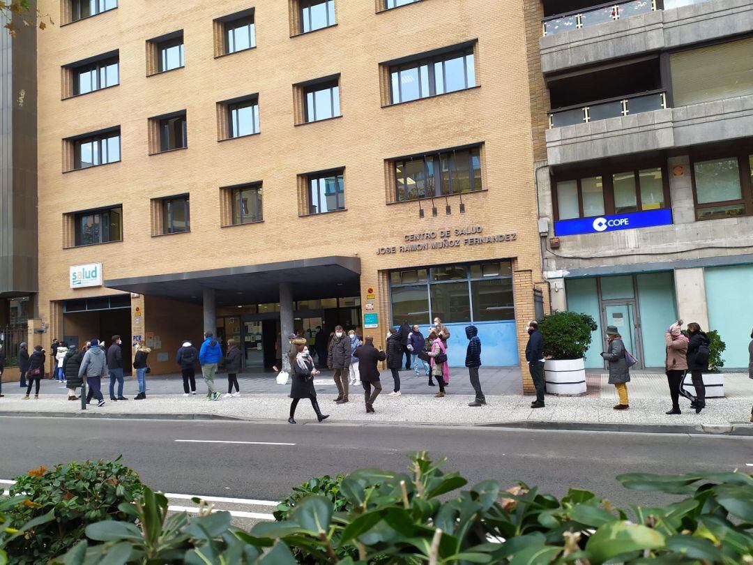 Filas en el Centro de salud de Sagasta para una PCR