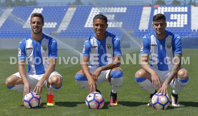 De izquierda a derecha, Rubén Pérez, Machis y Diego Rico posan con las camisetas del C.D. Leganés en Butarque