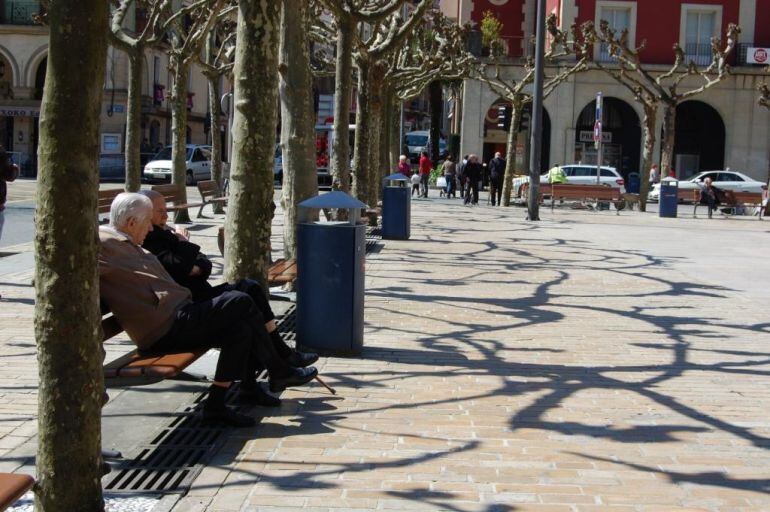 Dos personas mayores en un banco de la plaza de Unzaga en Eibar