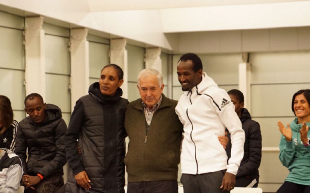 Santiago Manguán flanquedo por dos atletas africanos en la presentación del Cross de Atarpuerca de 2016.