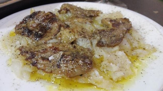 Porrón, cebollas de las Fuentes del Ebro asadas con foie