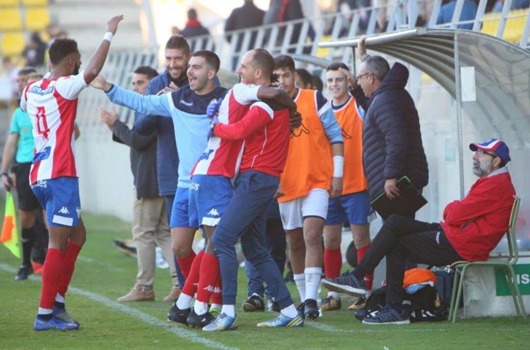 El banquillo celebra un gol.
