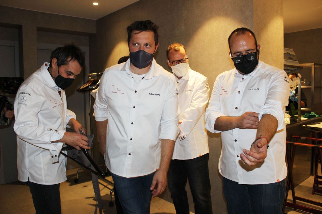 Kiko Moya, en el centro de la imagen, en una de las cenas especiales por el 40 anviersario con otros chefs