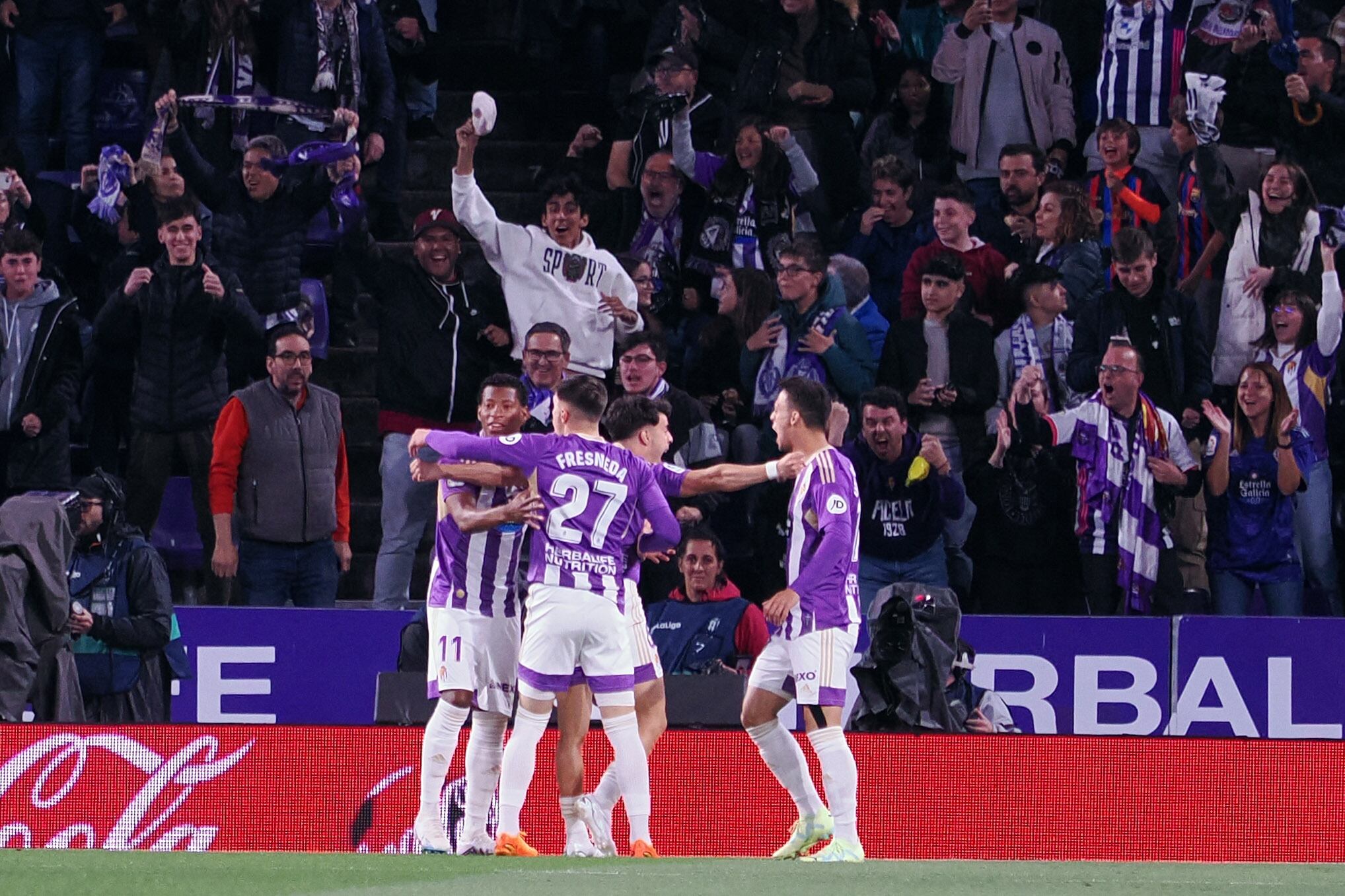 VALLADOLID, 23/05/2023.- Los jugadores del Valladolid celebran el primer gol ante el Barcelona, durante el partido de Liga en Primera División que Real Valladolid y FC Barcelona disputan este martes en el estadio José Zorrilla. EFE/R. García
