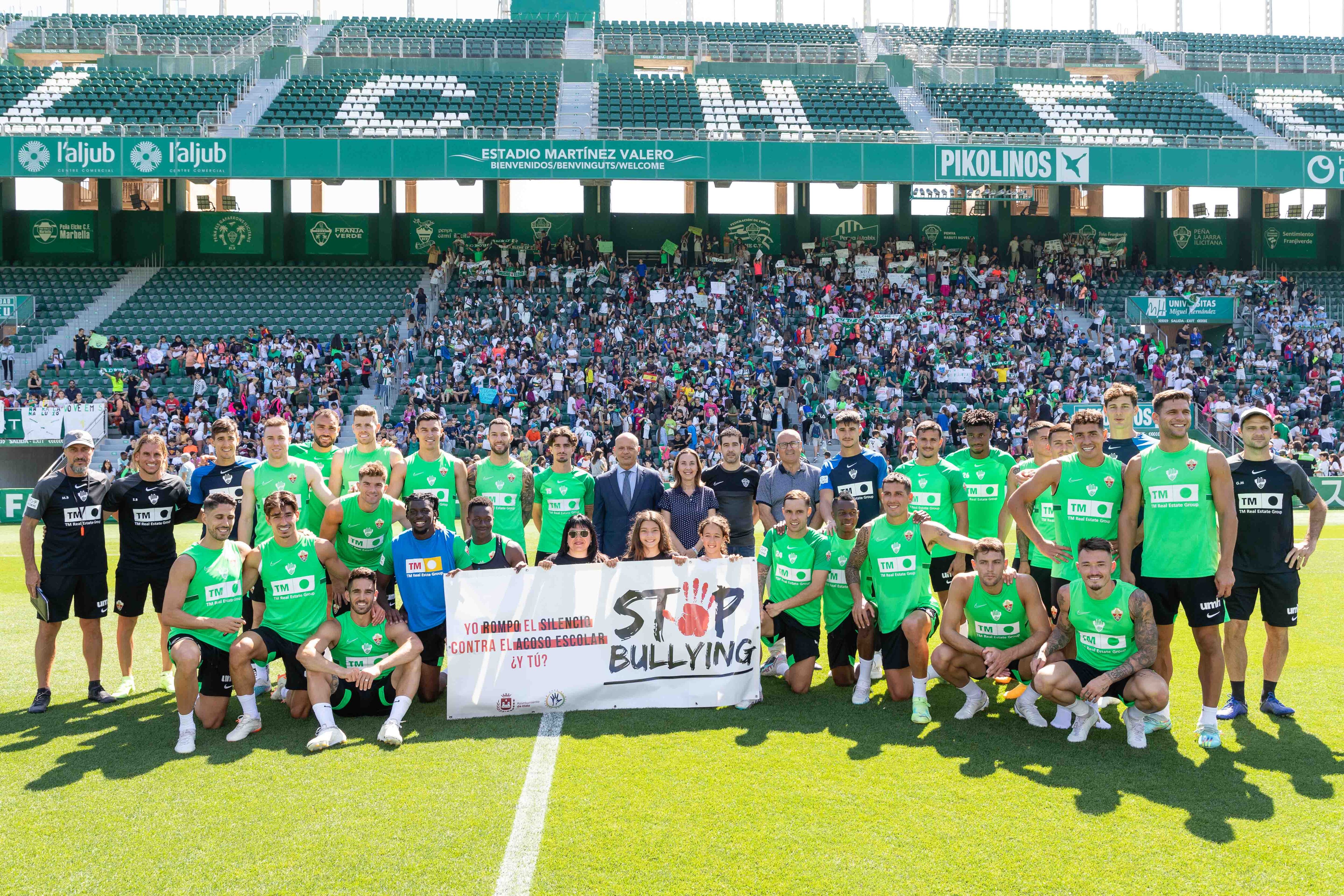 Los jugadores del Elche posaron con una pancarta contra el acoso escolar