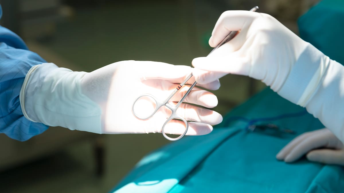 Detenido en Alicante un cirujano por abusar sexualmente de una paciente a la que acababa de operar en Murcia