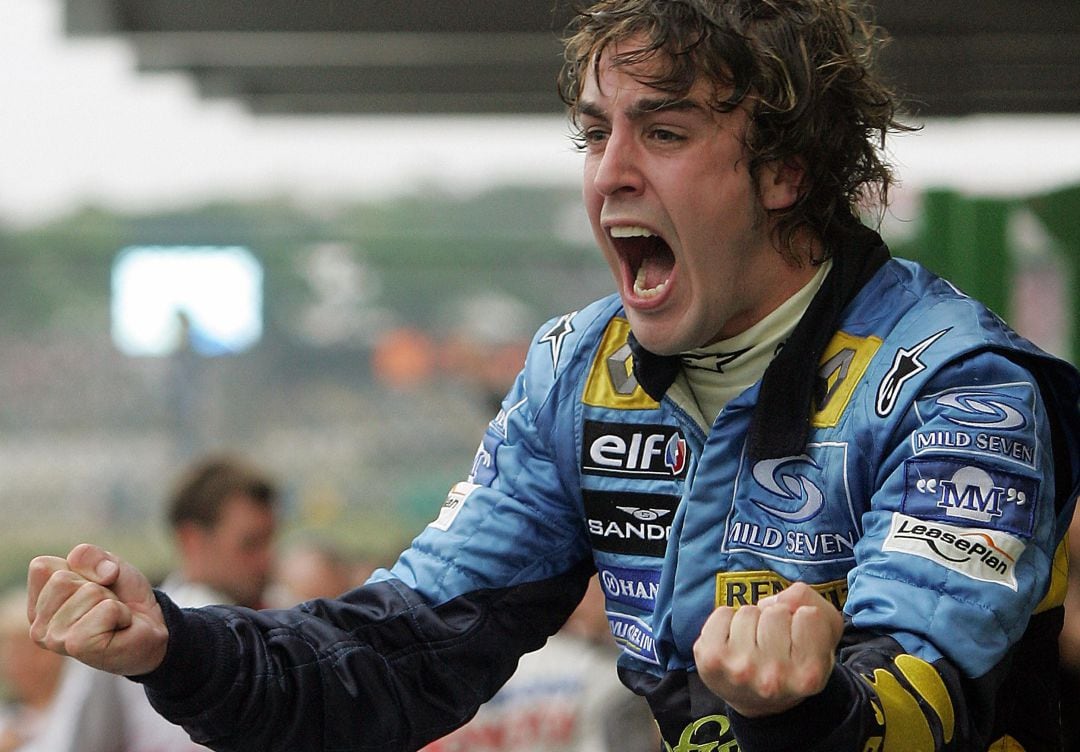 Fernando Alonso celebra su victoria en el Mundial de 2005.