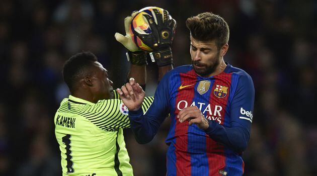 Kameni desbarata una ocasión de Gerard Piqué en el Camp Nou