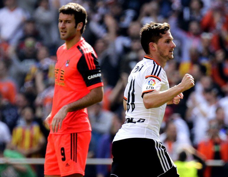 Valencia&#039;s Argentinian forward Pablo Piatti (R) celebrates his goal next to Real Sociedad&#039;s forward Imanol Agirretxe during the Spanish league football match Valencia CF vs Real Sociedad de Futbol at the Mestalla stadium in Valencia on March 1, 2015.   AFP PHOTO/ JOSE JORDAN