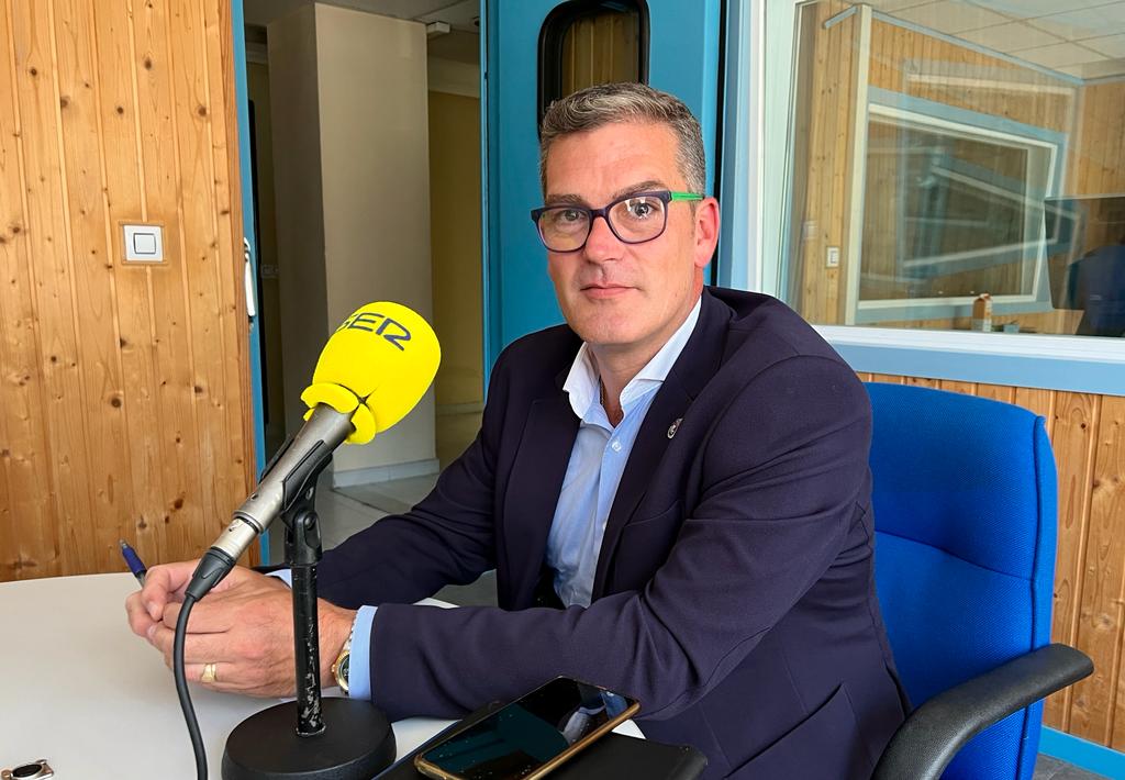 Etayo se interesó por la política activa en el año 2016, lo hizo de la mano de la entonces nueva formación VOX. Ahora es concejal en el Ayuntamiento de Talavera de la Reina.