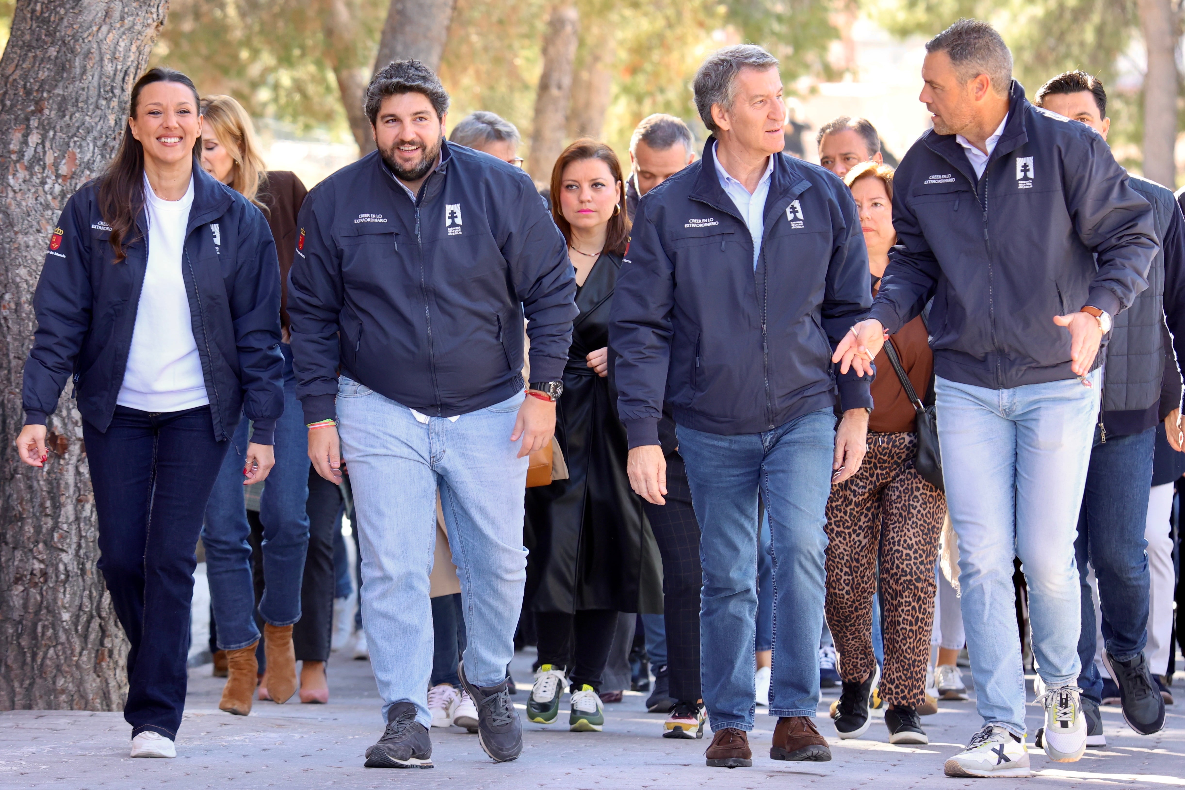 El presidente del Partido Popular, Alberto Núñez Feijóo (2d), acompañado del presidente de la Región de Murcia y del PP autonómico, Fernando López Miras (2i), el alcalde de la ciudad, José Francisco García (d), y la consejera de Cultura de la Región, Carmen Conesa (i), ha visitado este sábado Caravaca de la Cruz (Murcia).