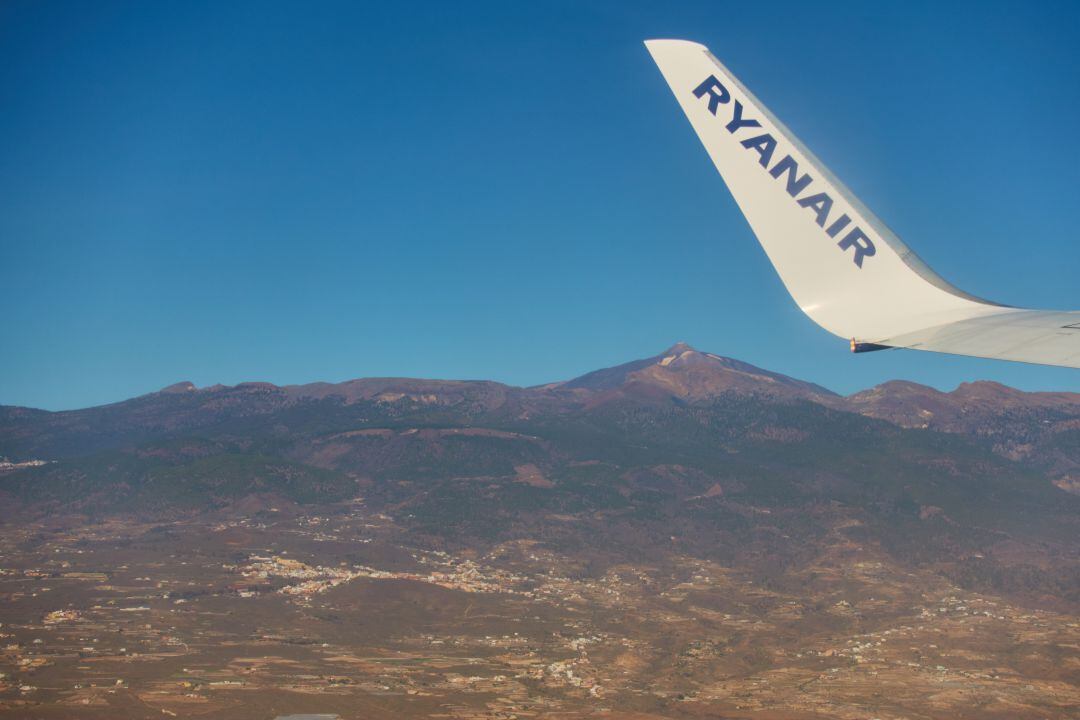 Imagen de archivo de un avión de Ryanair, con base en el aeropuerto de Tenerife Sur - Reina Sofía, durante el despegue. De fondo, El Teide