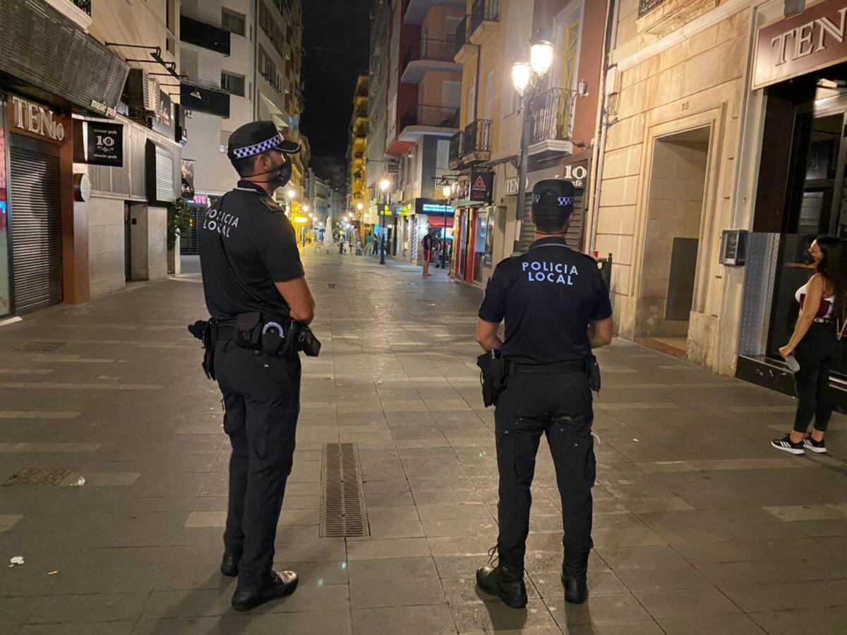 La Policía Local de Alicante sanciona a 25 personas por fumar sin cumplir la distancia de seguridad