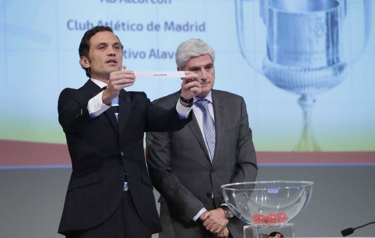 El directivo del Atlético de Madrid Clemente Villaverde (derecha), durante el sorteo de los cuartos de final de la Copa del Rey.