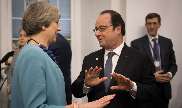 La primera ministra británica Theresa May y el presidente francés Francois Hollande.