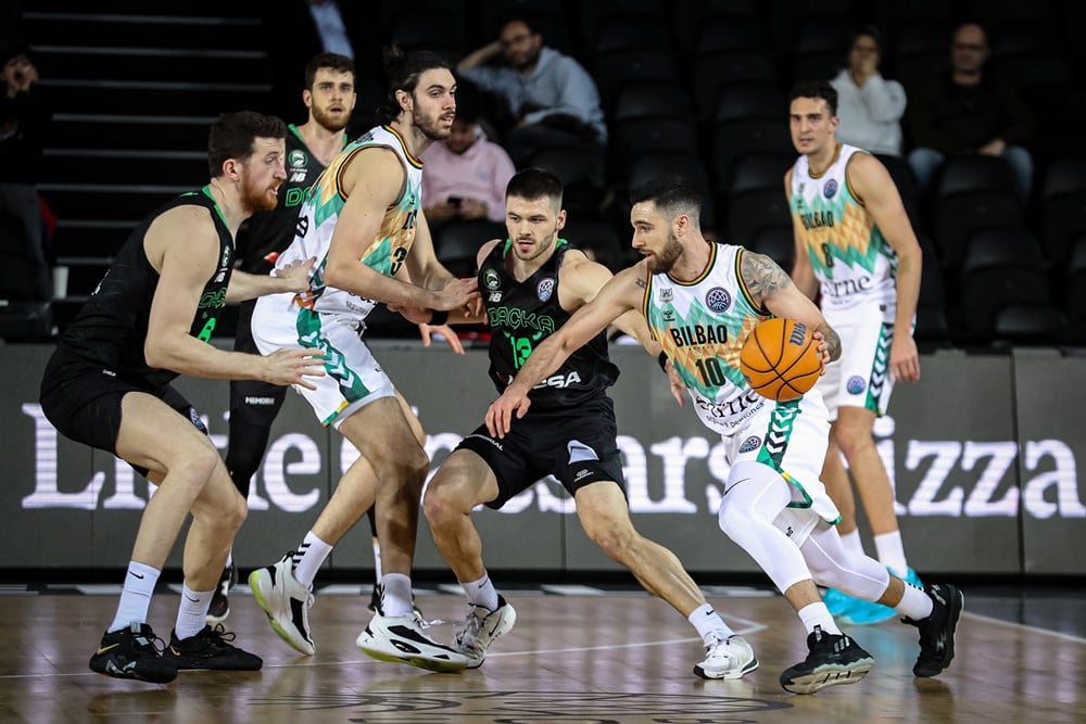 Francis Alonso elabora una jugada durante el partido de Champions ante el Darüssafaka