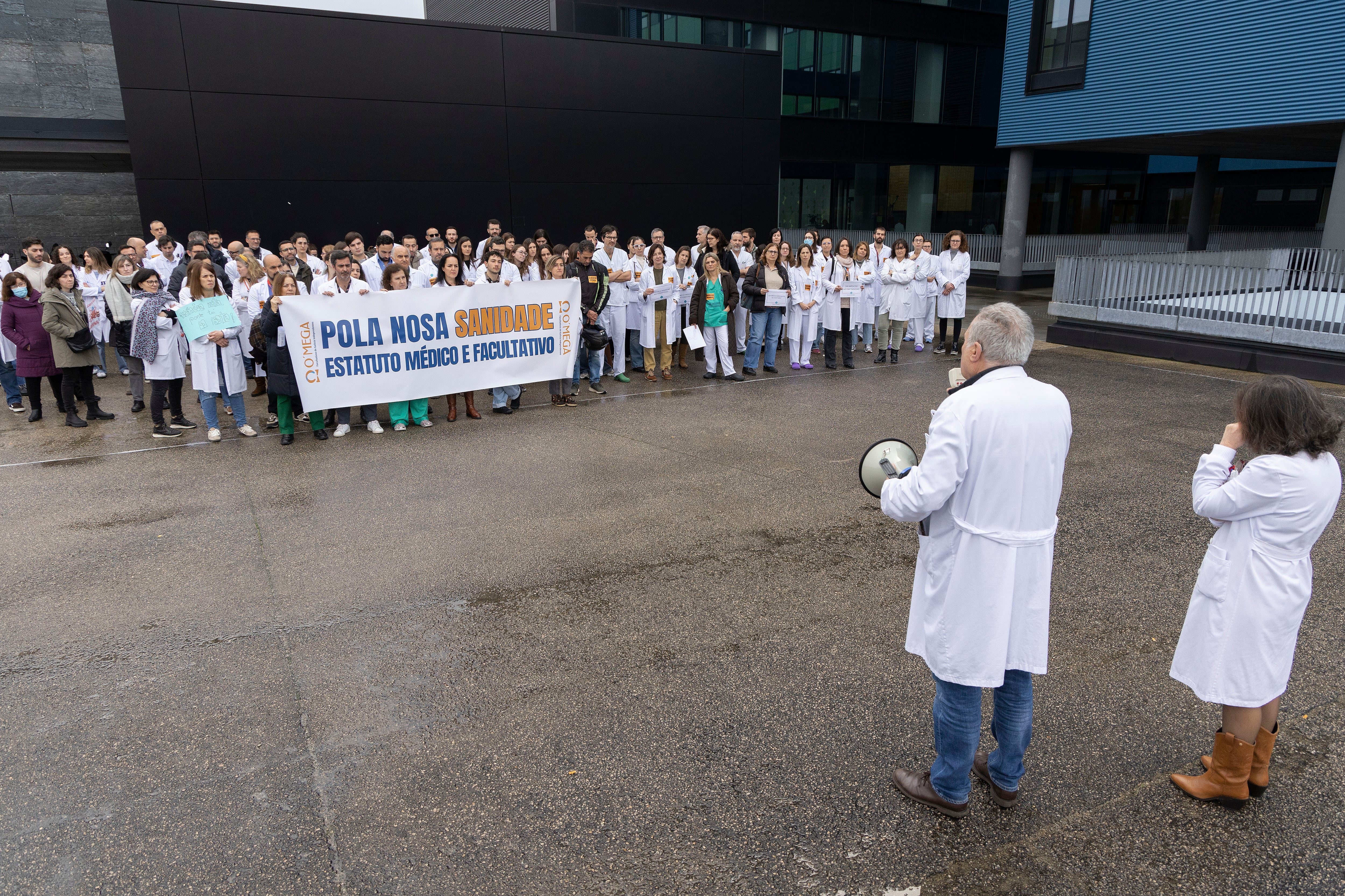 Vista de la manifestación a las puertas del Hospital Álvaro Cunqueiro en Vigo este miércoles
EFE/ Salvador Sas
