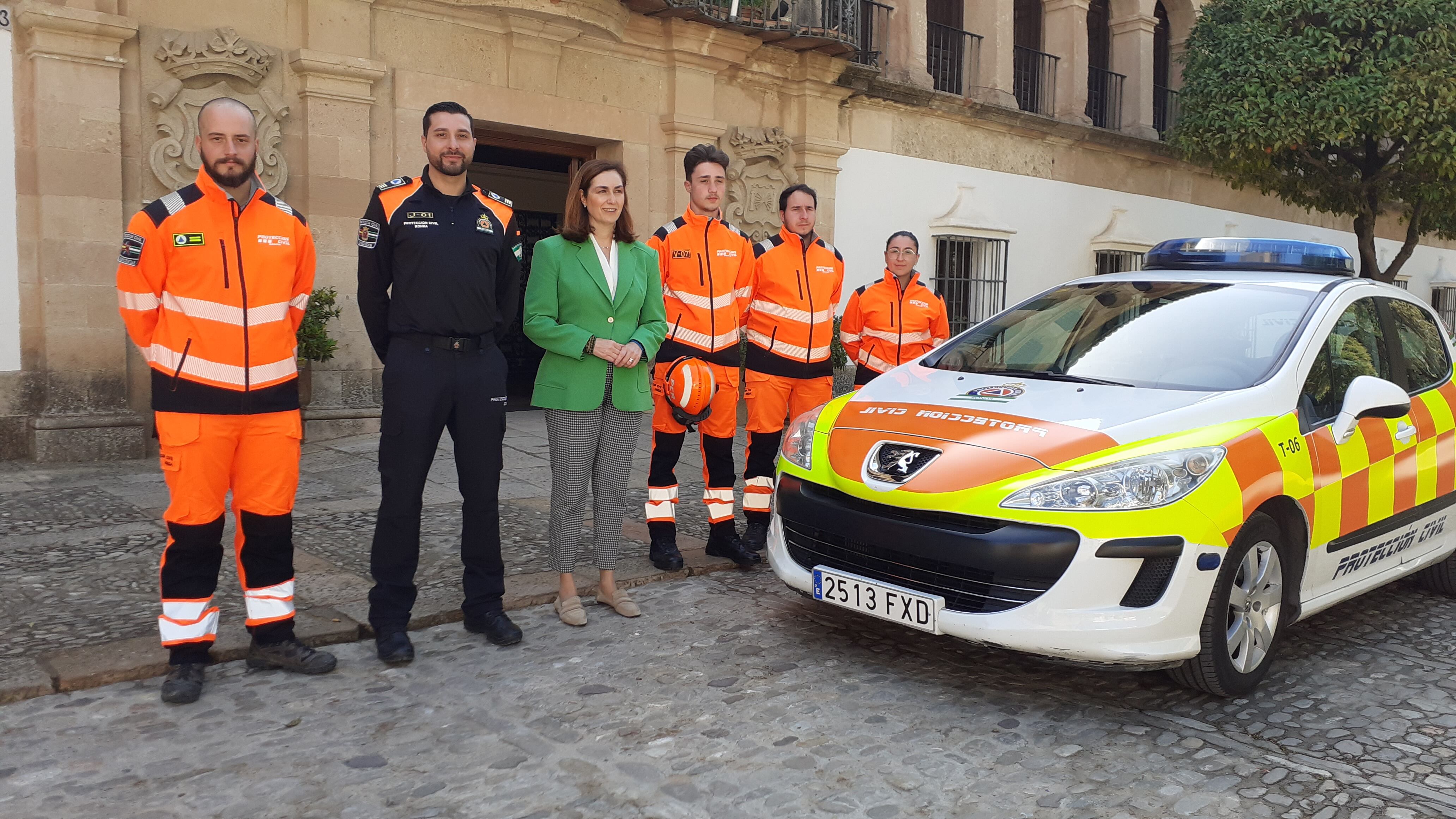 El nuevo responsable del Protección Civil, segundo por la izquierda, junto a otros miembros del cuerpo y la delegada municipal de Seguridad