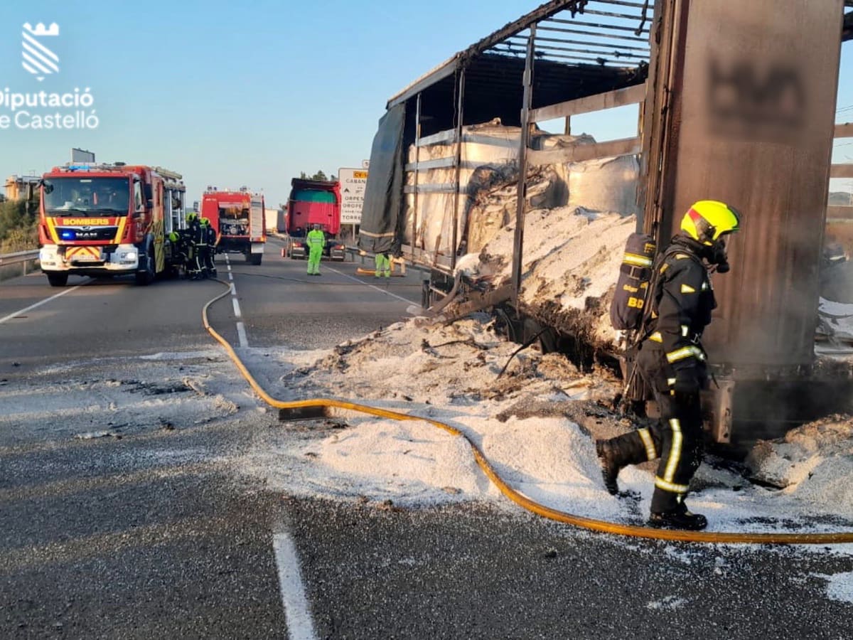Un camión que transportaba polietileno queda calcinado en la N-340 a la altura de Cabanes