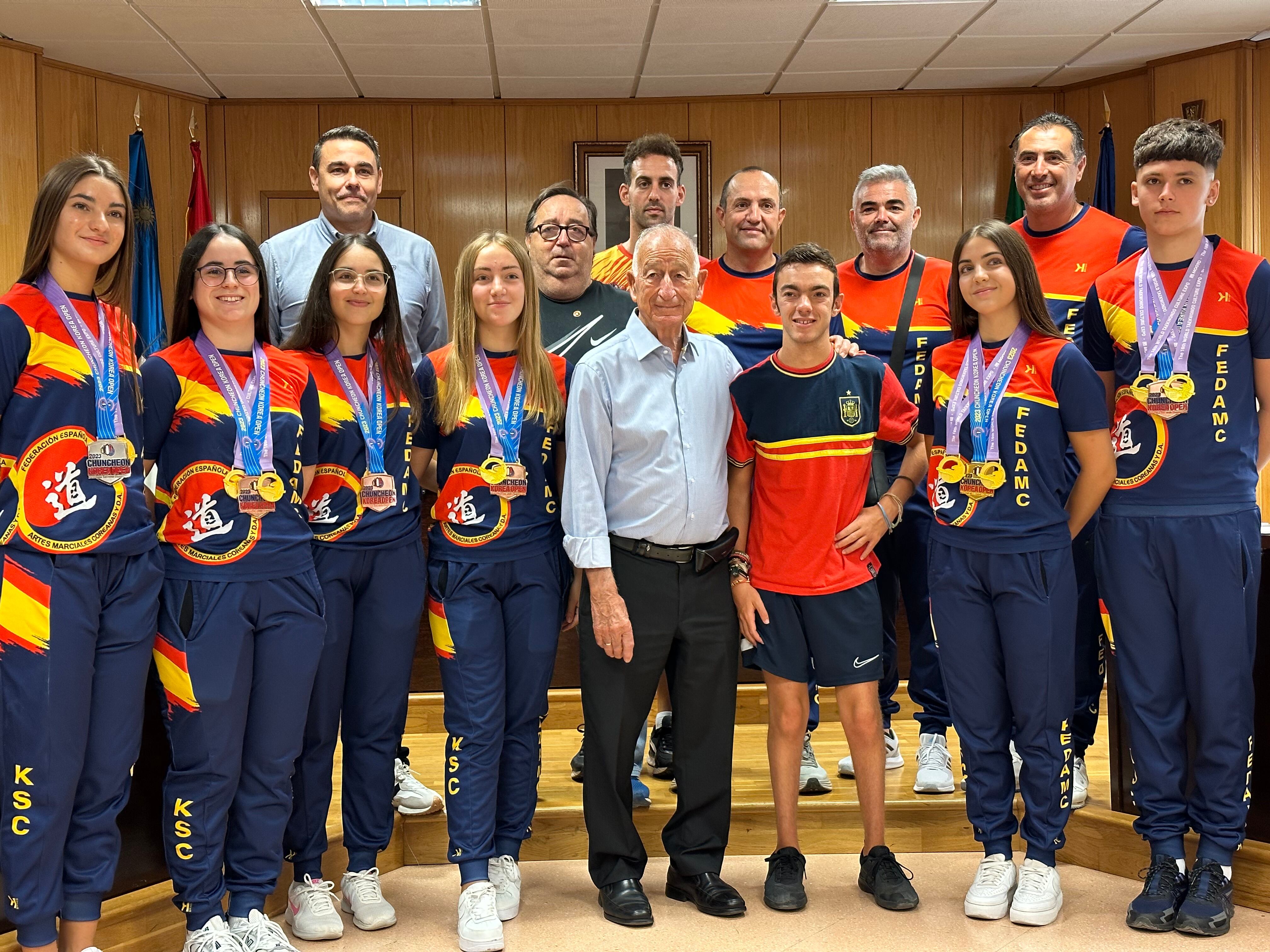 Amat recibe a los seis jóvenes roqueteros que logran 18 medallas de taekwondo en dos campeonatos en Corea.