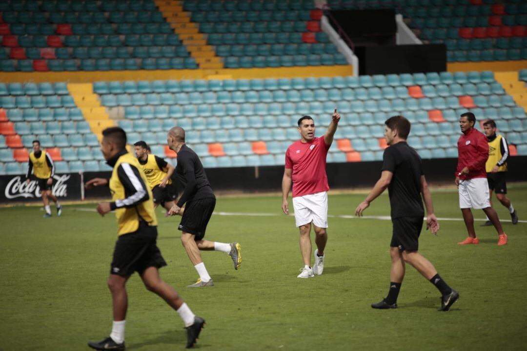 Chiquimarco, dando indicaciones en su primer día de entrenamiento.