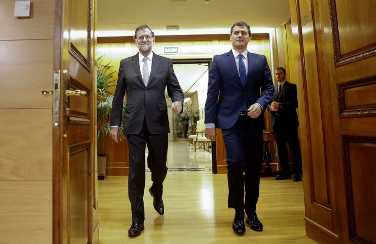 Mariano Rajoy recibe a Albert Rivera tras ignorar sus seis condiciones para negociar.