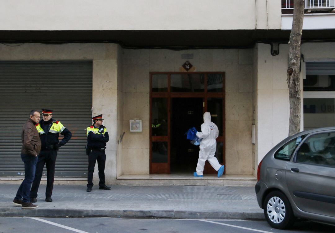 La policía científica entra en el domicilio de Reus donde se halló el cuerpo sin vida de la menor
