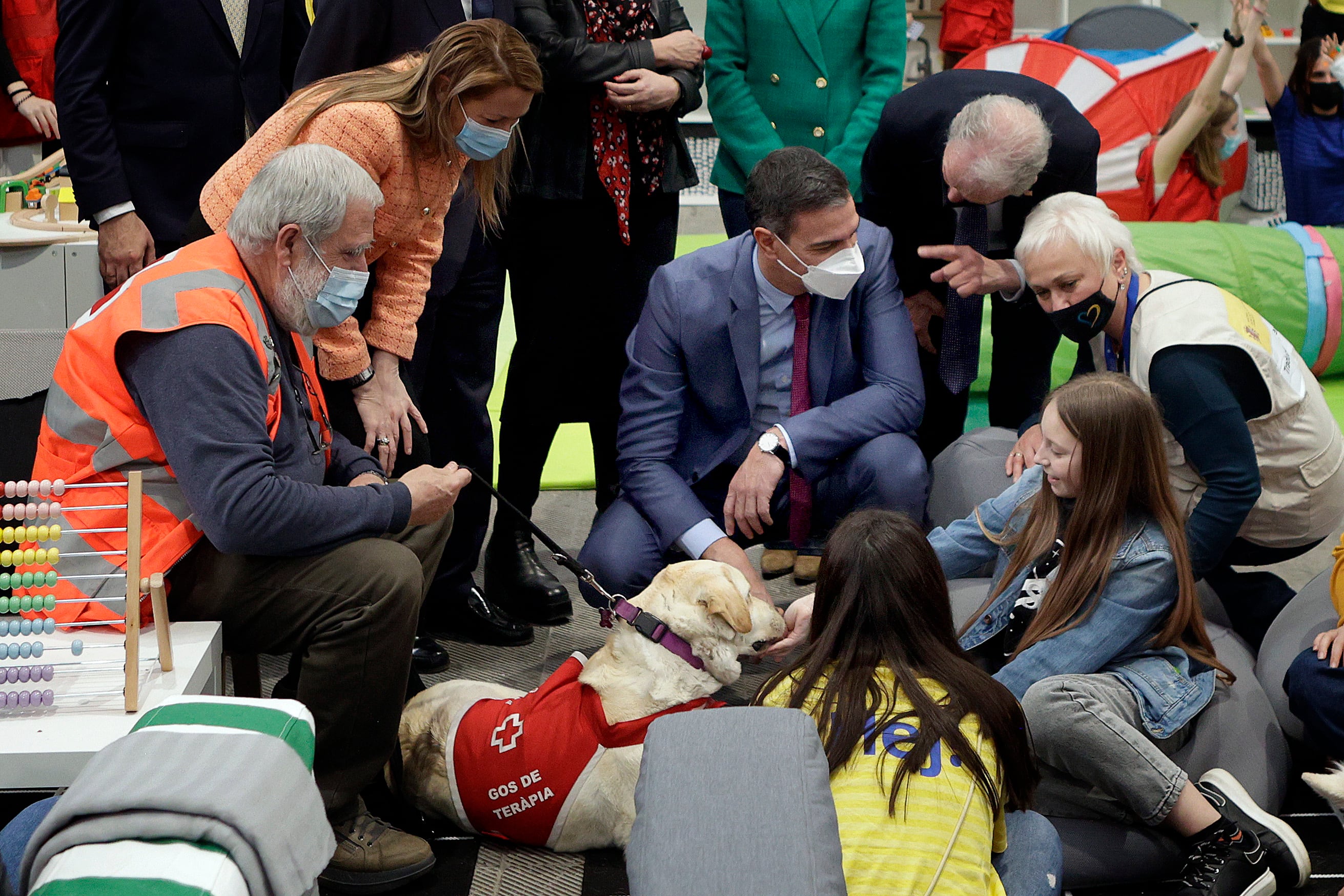 El presidente del Gobierno, Pedro Sánchez (c), visita el centro de refugiados habilitado en Fira de Barcelona para la atención, acogida temporal y derivación de ciudadanos ucranianos que huyen de la guerra en su país tras la invasión rusa.