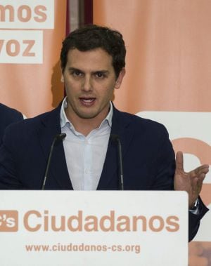 GRA063. SEVILLA, 07/02/2015.- El presidente de Ciudadanos (C&#039;s), Albert Rivera, durante la conferencia de prensa que ofreció en Sevilla para presentar a Juan Marín (i) como candidato del partido a la Junta de Andalucía. EFE/Jose Manuel Vidal