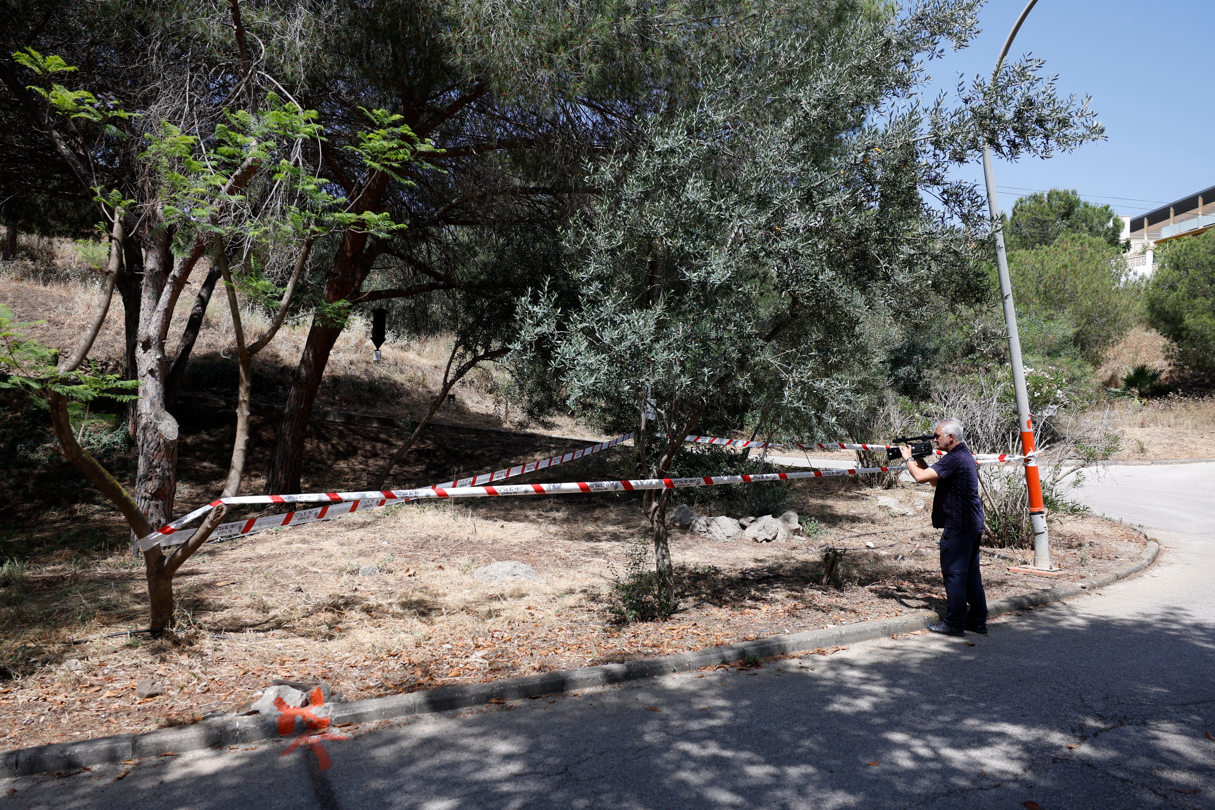 Vélez-Málaga, 31/05/2025.- Un hombre de 70 años ha sido encontrado muerto la noche de este viernes con signos de violencia en Vélez-Málaga (Málaga), y han detenido a su hijo, de 45 años. En la imagen, zona acordonada donde se ha encontrado el cuerpo. EFE/Jorge Zapata