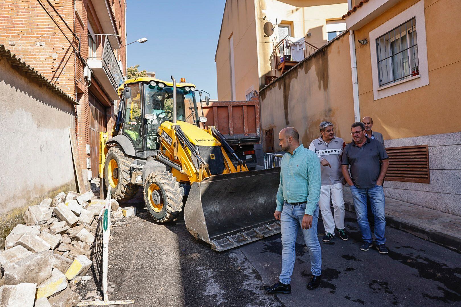 Los trabajos, que cuentan con una inversión de más de 33.700 euros, se basarán en rehacer el trazado y el pavimento de las aceras, la iluminación y la pavimentación de la vía