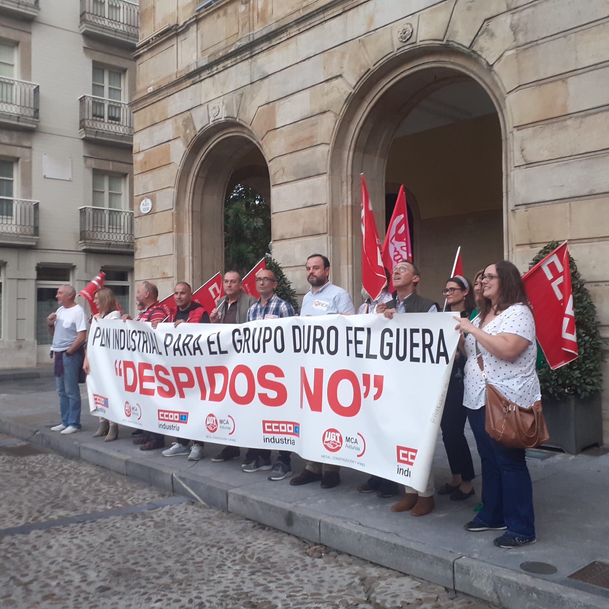 Sindicatos tras la pancarta de la manifestación en apoyo a la plantilla de Duro Felguera