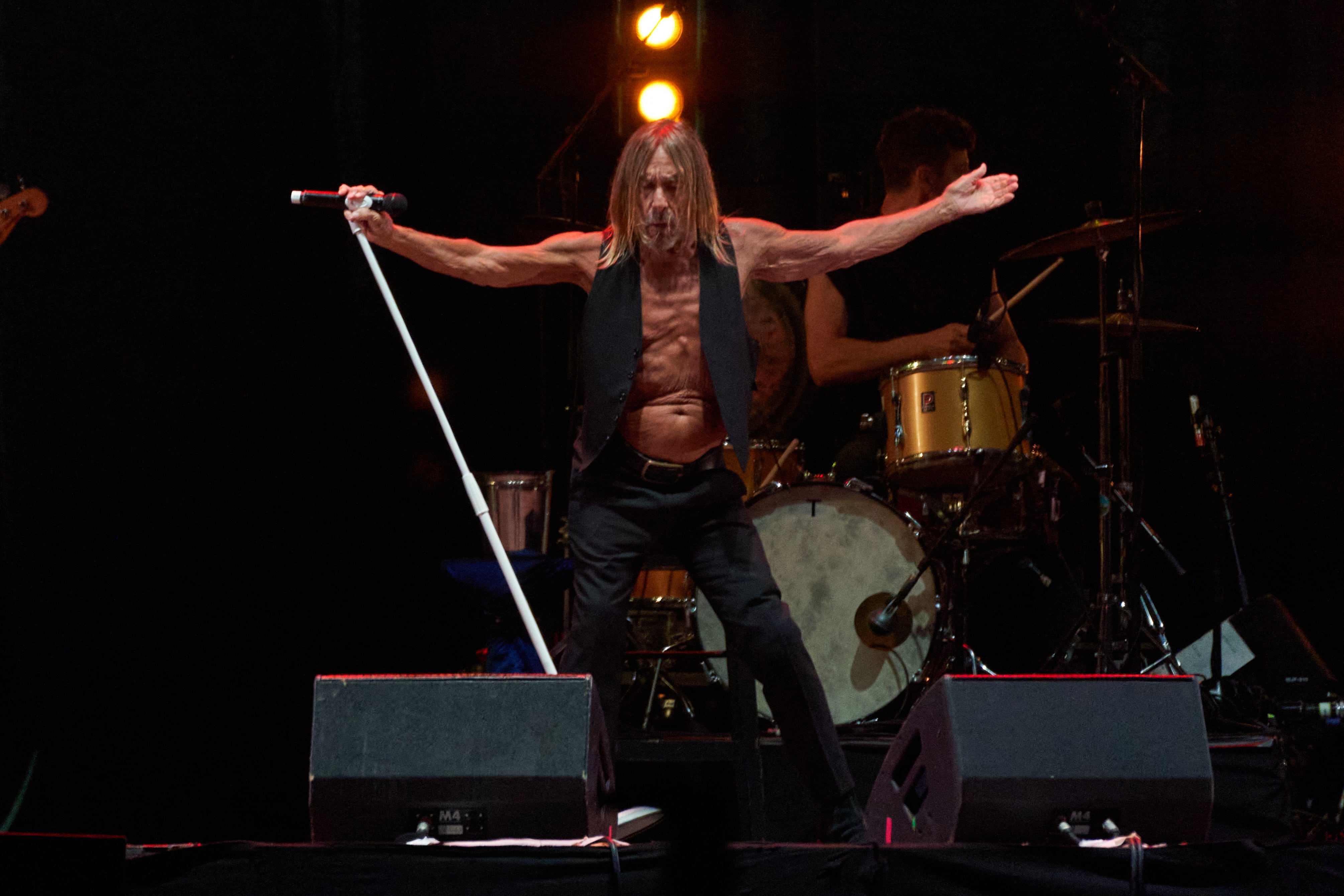 VITORIA, 17/06/2023.- El cantante estadounidense Iggy Pop durante su concierto en la jornada de clausura del Azkena Rock Festival que se celebra en Vitoria. EFE/L. Rico
