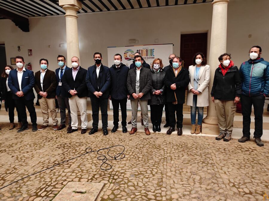 Jose Manuel Caballero, presidente de la Diputación junto a alcaldes y representantes de geoparques