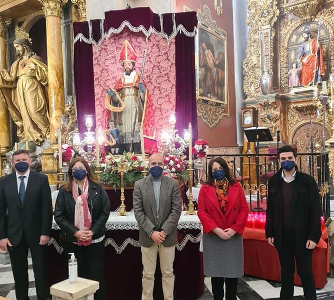 El alcalde de Otura (Granada), Nazario Montes (en el centro), y otros miembros de la corporación, en su visita al patrón, San Blas