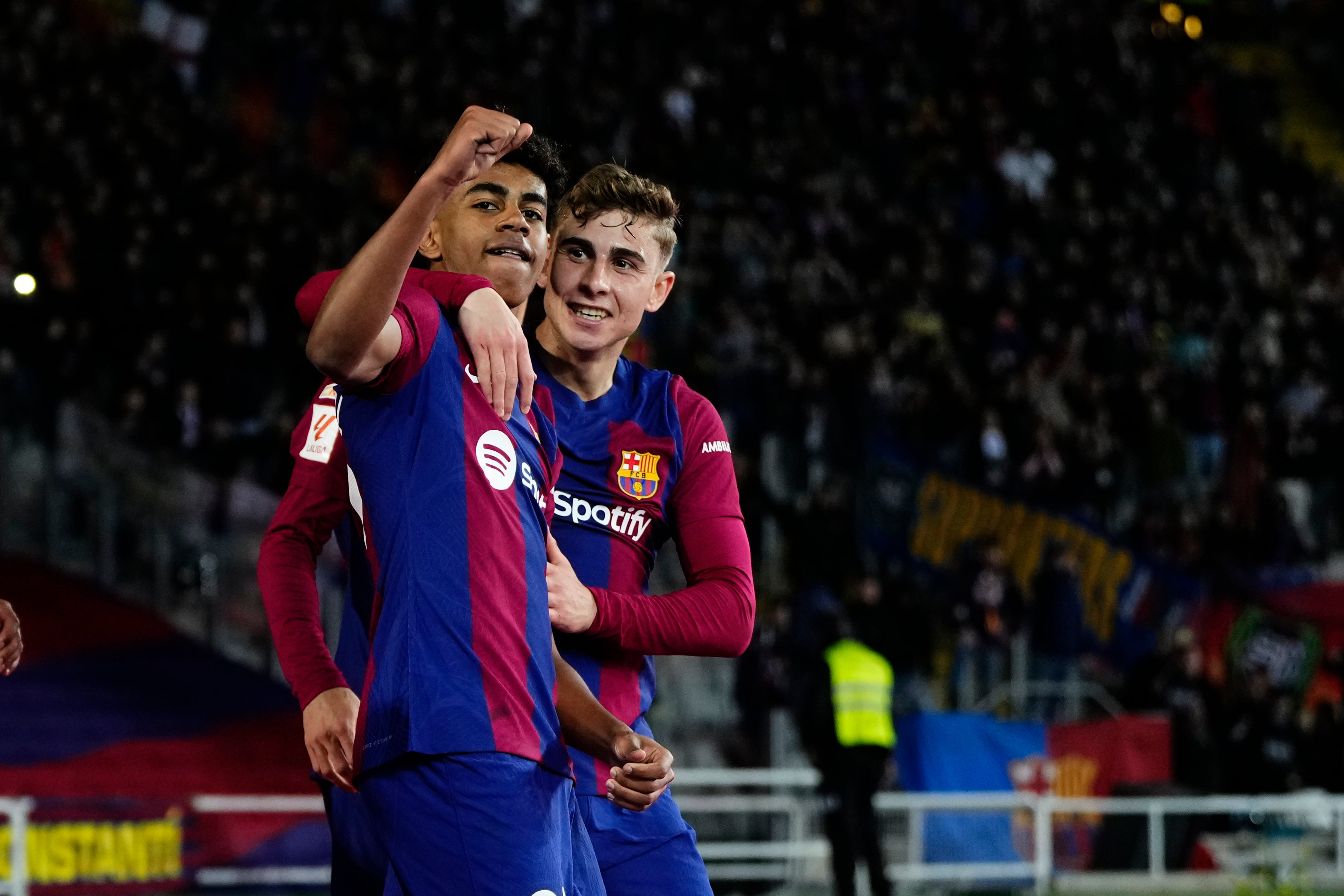 Lamine Yamal celebra junto a Fermín López su tanto ante el RCD Mallorca. (Photo by Jose Breton/Pics Action/NurPhoto via Getty Images)