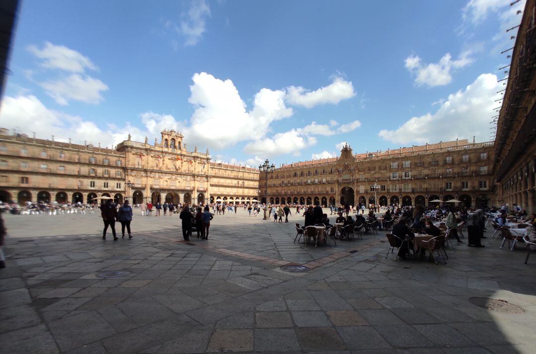 La Plaza Mayor de Salamanca recupera, poco a poco, su afluencia en el día a día