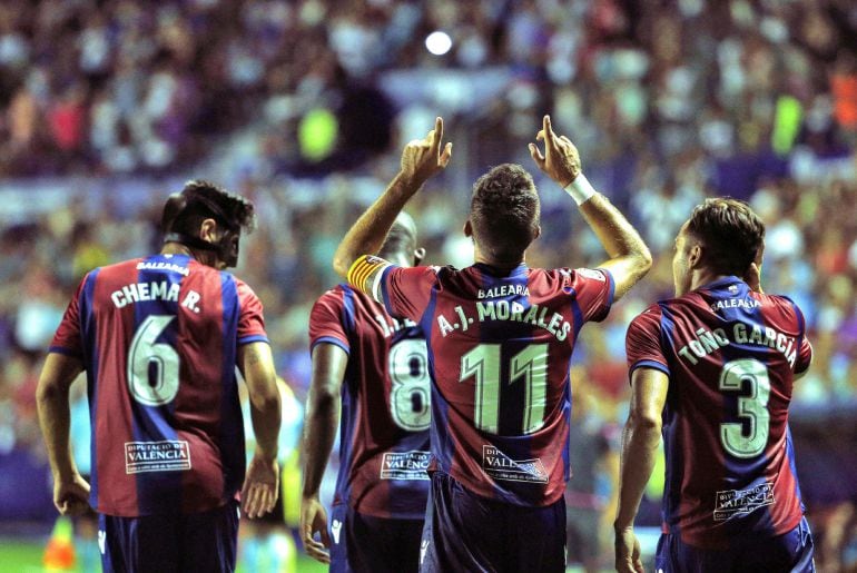 El delantero del Levante UD José Luis Morales celebra junto a sus compañeros su gol, consegudo de penalti, durante el partido de Liga de Primera División que Levante UD y Villarreal CF.