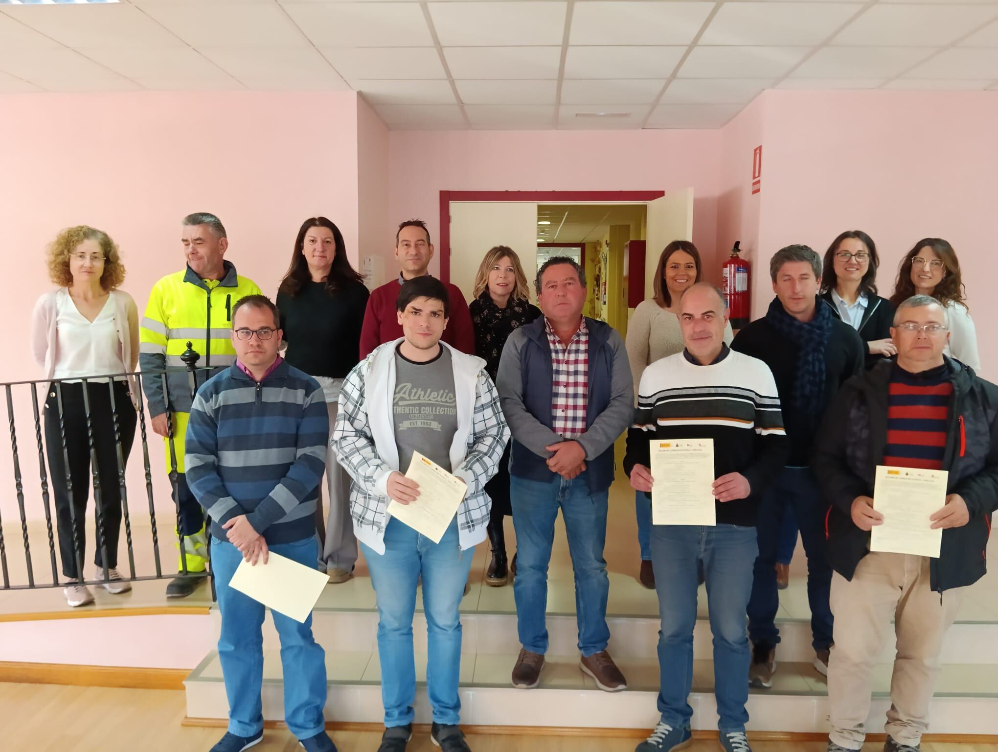 Los miembros de este taller de empleo posan con los diplomas, acompañados del equipo docente y parte del equipo de gobierno