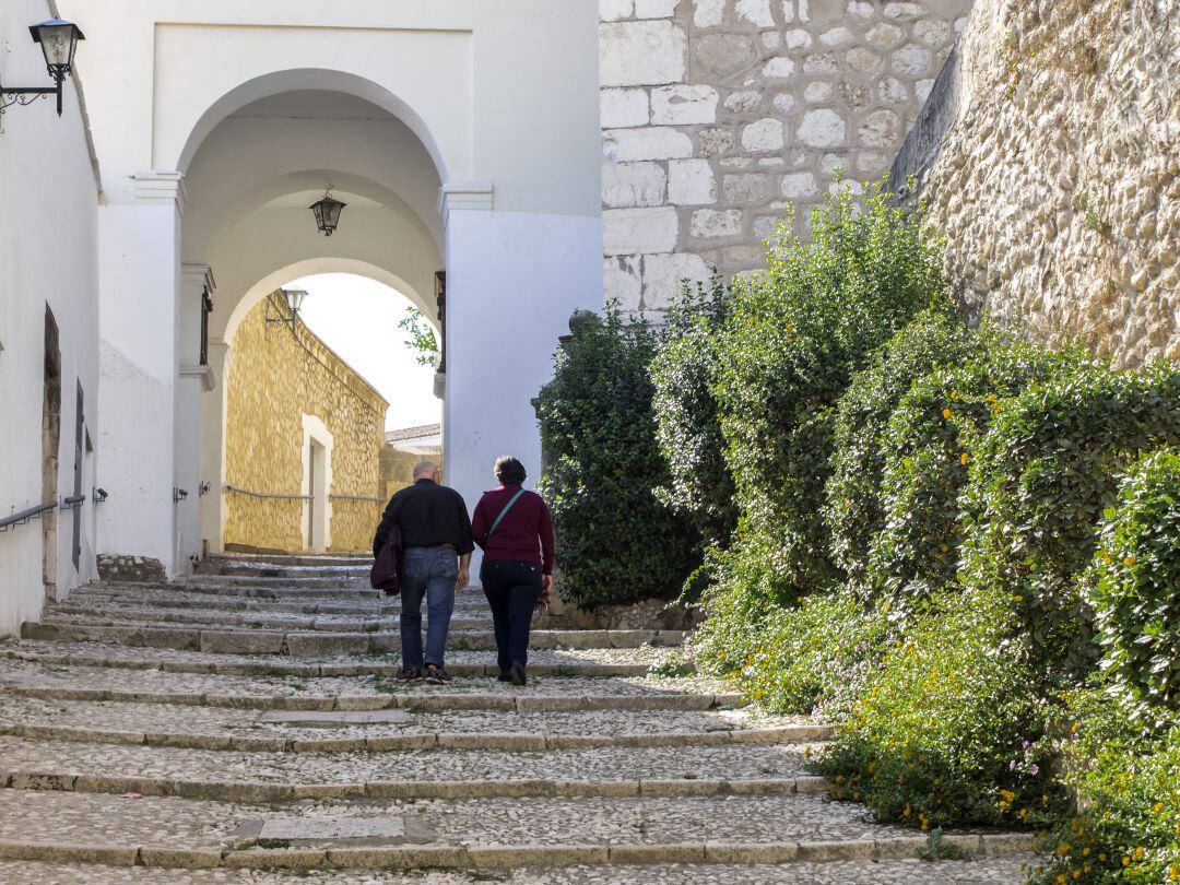 Dos persones pujant per una de les escales més emblemàtiques d&#039;Ontinyent