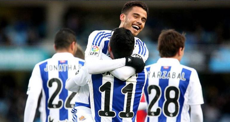 Diego Reyes celebra con Carlos Vela uno de sus dos goles con la Real la pasada temporada