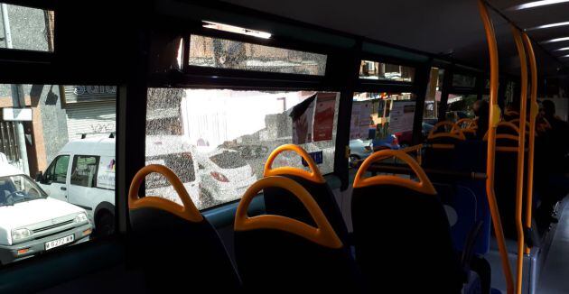 Ventanilla destrozada de un autobús de la línea C52