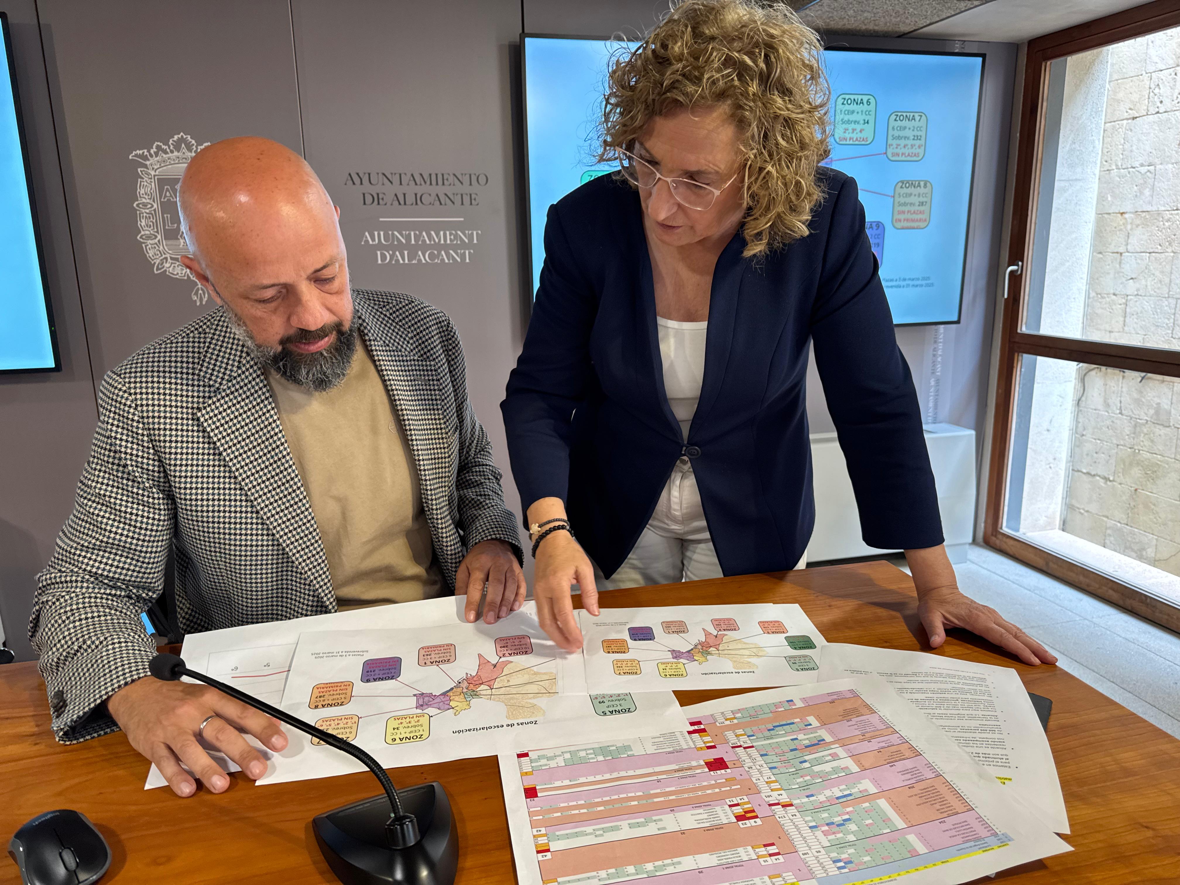 La portavoz socialista, Ana Barceló, y el concela, Emilio Ruiz, durante la rueda de prensa sobre la matriculación sobrevenida