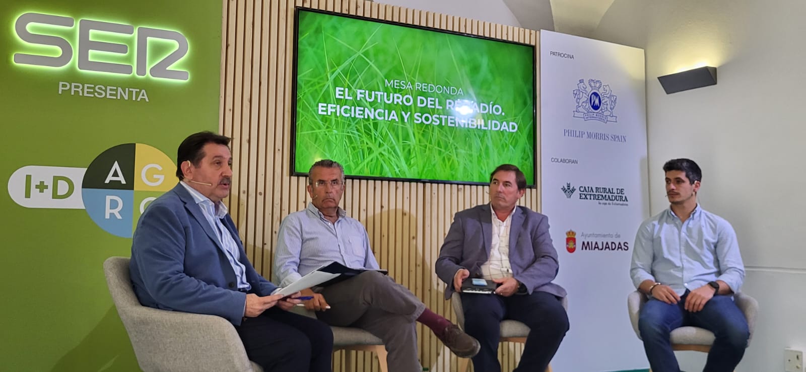 &quot;Futuro del Regadío, Eficiencia y Sostenibilidad&quot;, con Francisco Sánchez, Presidente Regantex (Comunidad Regantes Extremadura); Juan Diego Fuentes, Jefe de Explotacion Comunidad General Usuarios del Canal de Orellana; Herminio Iñiguez, Agricultor y Presidente de Agryga. Modera la mesa el director del Campo en la SER, José Luis Capilla.