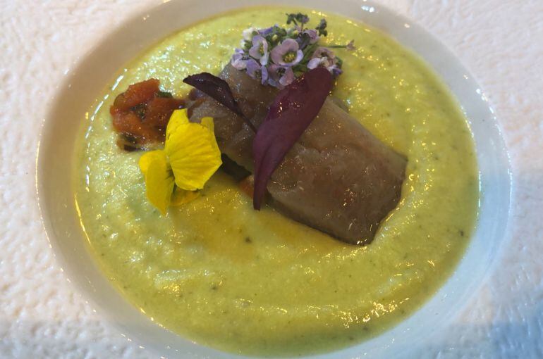 Gazpacho de manzana, pepino y albahaca con sardina ahumada