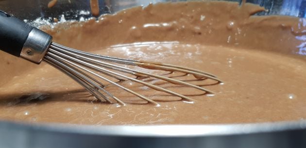 Elaboració de la coca de llanda amb xocolate