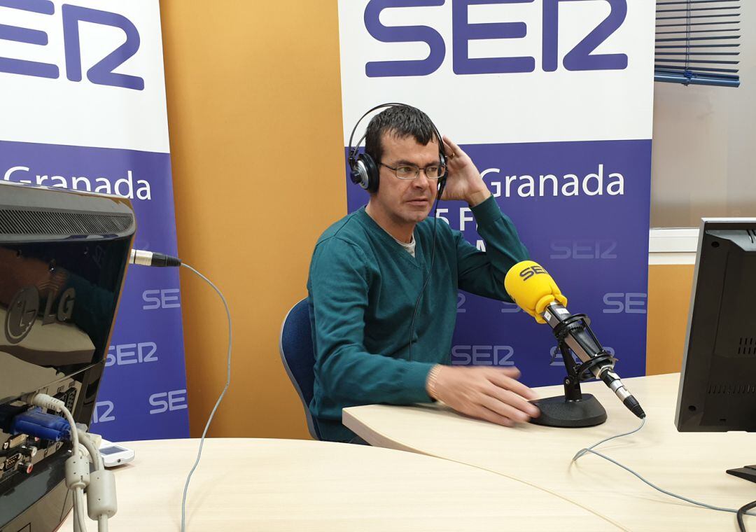 El cabeza de lista al Congreso por Granada de Unidas Podemos, Pedro Honrubia, en los estudios de Radio Granada