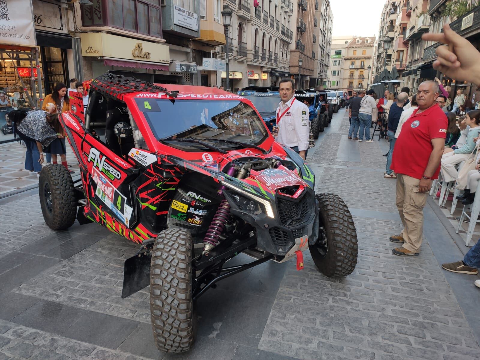 Varios de los vehículos participantes en el Rally Jaén Mar de Olivos que se exhibían en Jaén